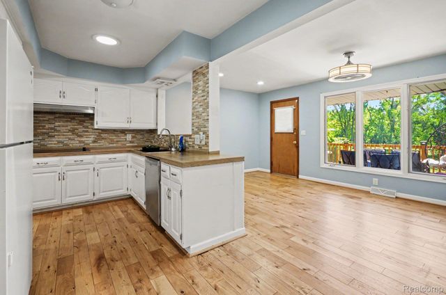 21695 Rougewood Drive, Southfield, MI 48033