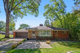 21695 Rougewood Drive, Southfield, MI 48033