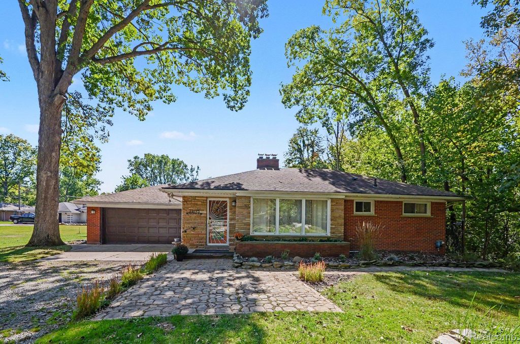 21695 Rougewood Drive, Southfield, MI 48033