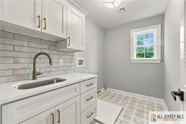 1 Montrose Avenue, Colonia, NJ 07067