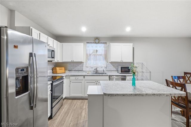 2664 Himelrigh Boulevard, Barberton, OH 44203