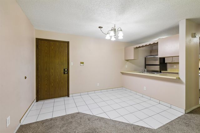 1831 Fuller Road 18, West Des Moines, IA 50265