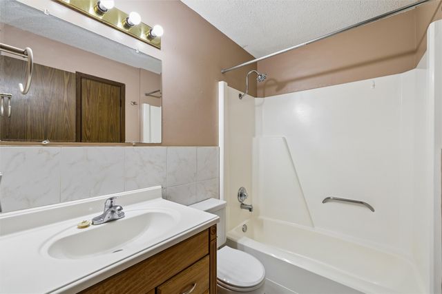 1831 Fuller Road 18, West Des Moines, IA 50265