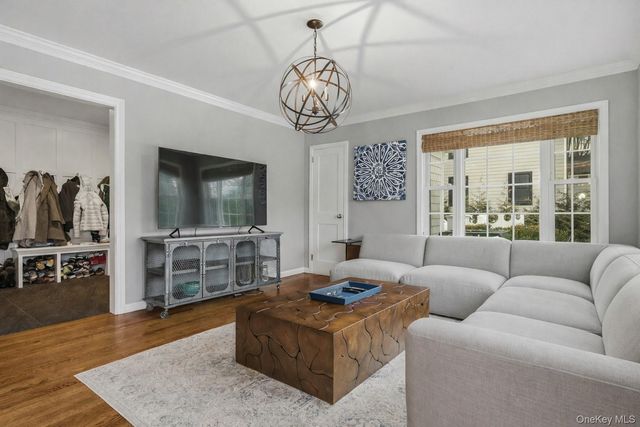 38 Hewlett Lane, Port Washington, NY 11050