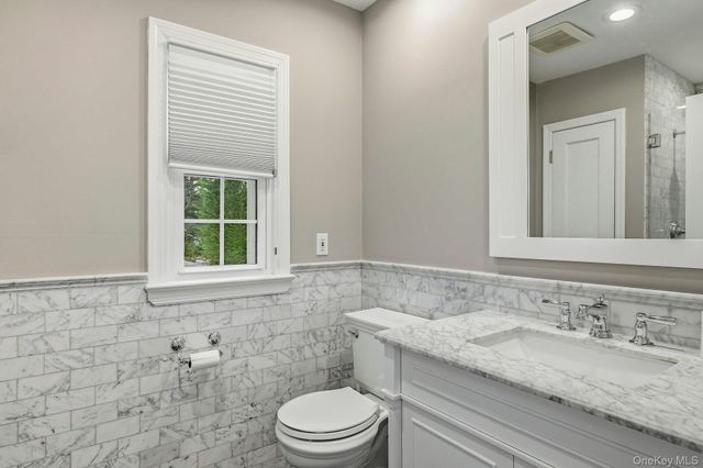 38 Hewlett Lane, Port Washington, NY 11050