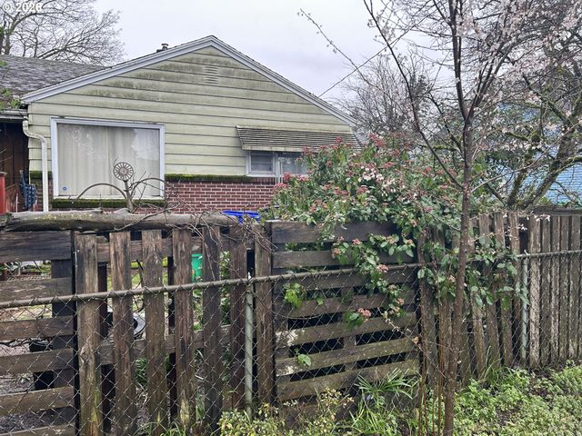 8054 Se REEDWAY St, Portland, OR 97206