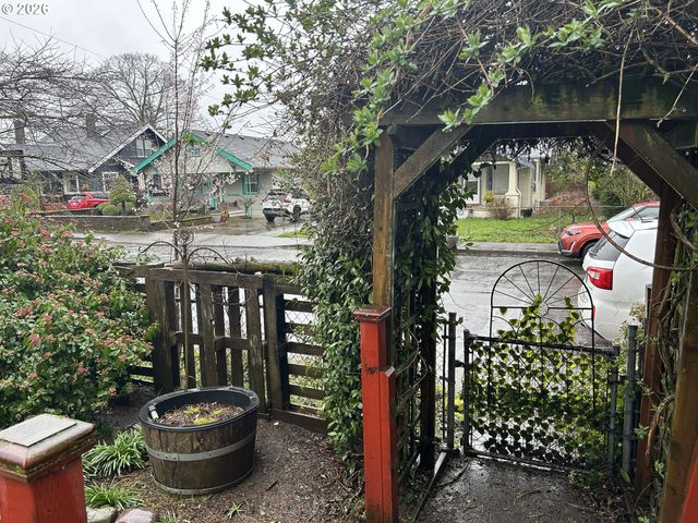 8054 Se REEDWAY St, Portland, OR 97206