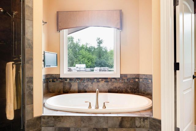 S63W34455 Piper ROAD, North Prairie, WI 53153