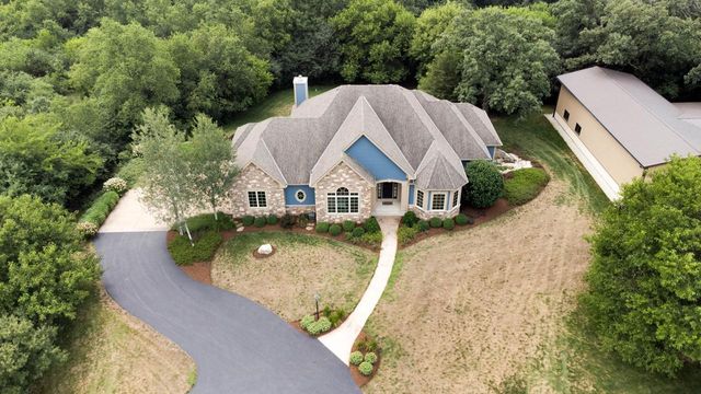 S63W34455 Piper ROAD, North Prairie, WI 53153