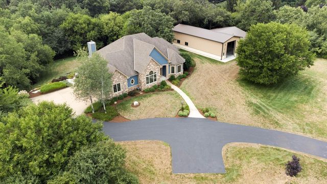 S63W34455 Piper ROAD, North Prairie, WI 53153