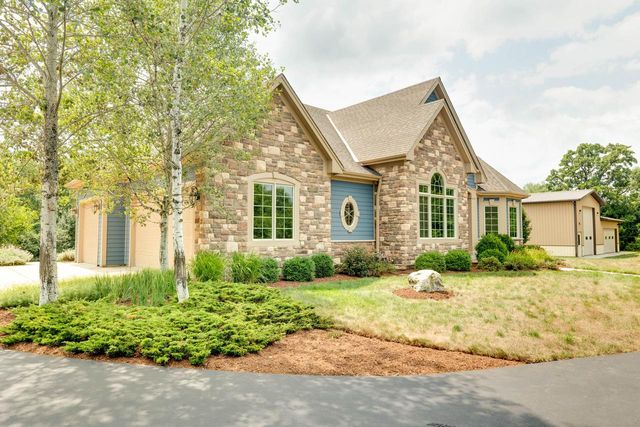 S63W34455 Piper ROAD, North Prairie, WI 53153
