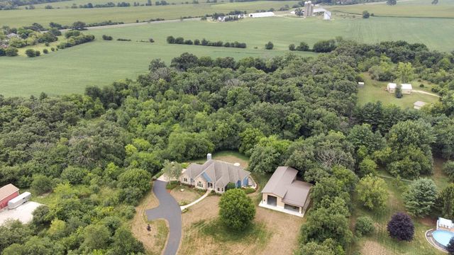 S63W34455 Piper ROAD, North Prairie, WI 53153