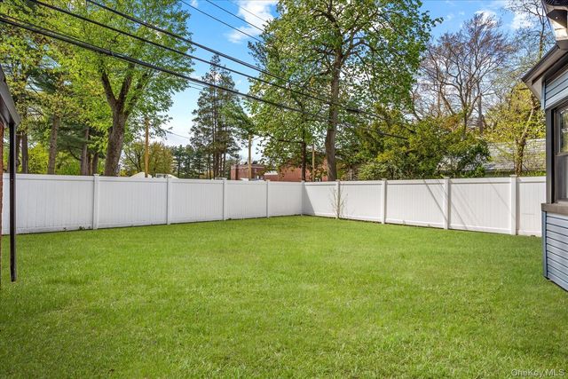 11 Brook Lane, Great Neck, NY 11023