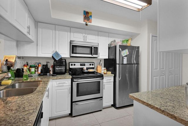 7887 NW 7th Ct, Plantation, FL 33324