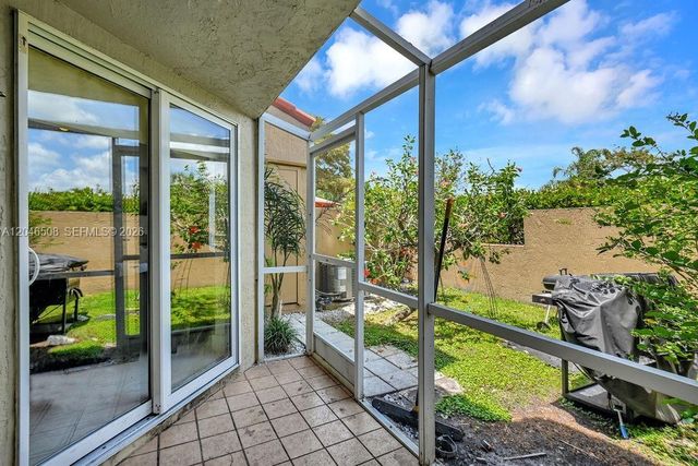 7887 NW 7th Ct, Plantation, FL 33324