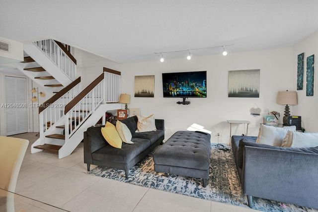 7887 NW 7th Ct, Plantation, FL 33324