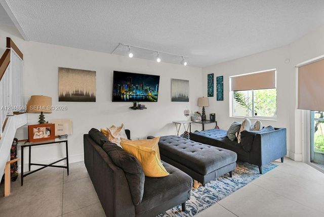 7887 NW 7th Ct, Plantation, FL 33324