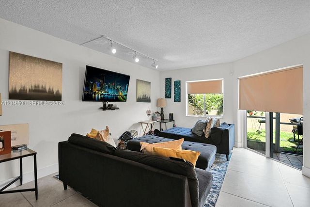 7887 NW 7th Ct, Plantation, FL 33324