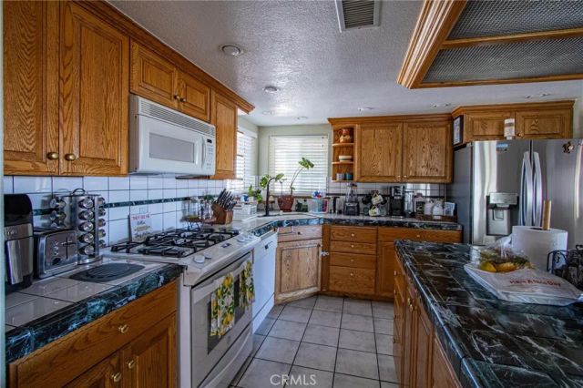 7469 Madera Avenue, Hesperia, CA 92345