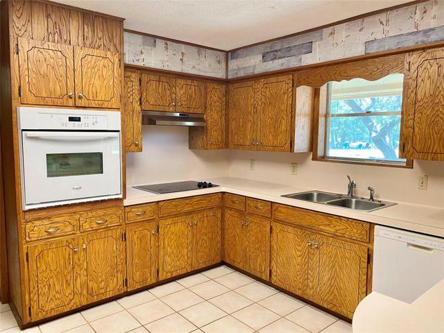 1093 County Road 205 RD, Giddings, TX 78942