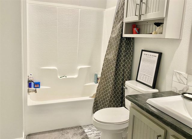 1093 County Road 205 RD, Giddings, TX 78942