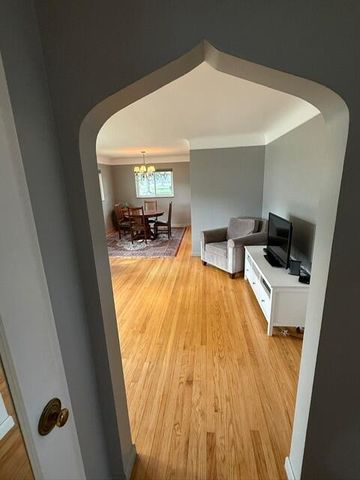 31180 E Rutland Street, Beverly Hills, MI 48025