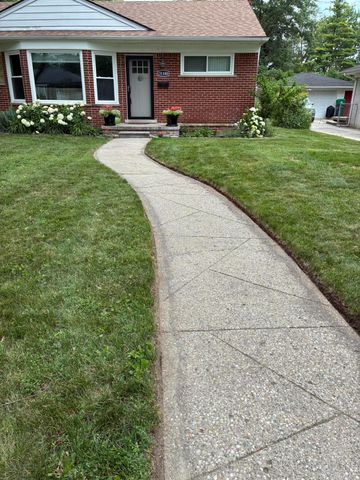 31180 E Rutland Street, Beverly Hills, MI 48025