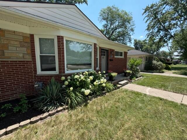 31180 E Rutland Street, Beverly Hills, MI 48025