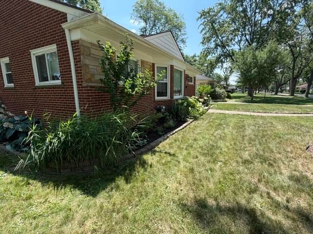 31180 E Rutland Street, Beverly Hills, MI 48025