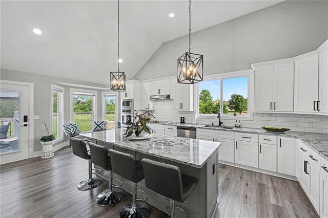 19006 S Prairie Lane, Pleasant Hill, MO 64083