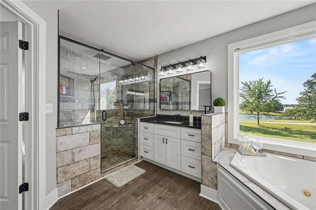 19006 S Prairie Lane, Pleasant Hill, MO 64083