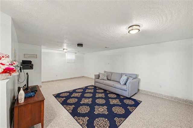 19006 S Prairie Lane, Pleasant Hill, MO 64083