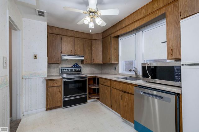 22331 Harper Lake Avenue, Saint Clair Shores, MI 48080