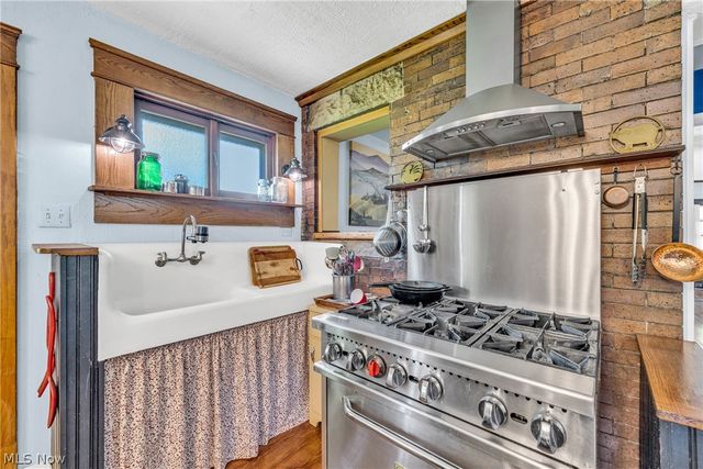132 6th Street NW, Barberton, OH 44203