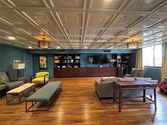 2470 Kalakaua Avenue 504, Honolulu, HI 96815