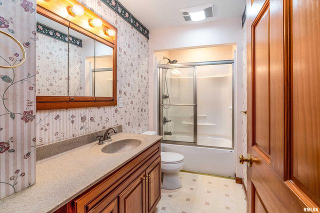 1301 W COURT Street, Carbondale, IL 62901