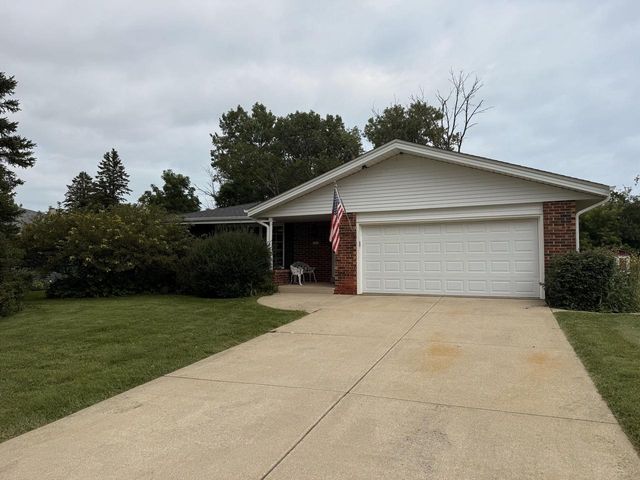 9002 S Carollton DRIVE, Oak Creek, WI 53154