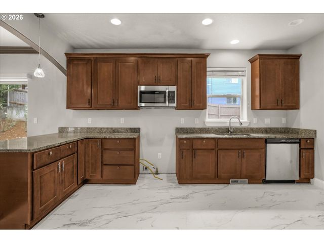 2652 HOO DOO Dr, Salem, OR 97304