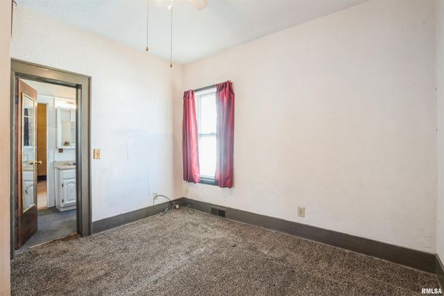 305 8TH Street, Silvis, IL 61282