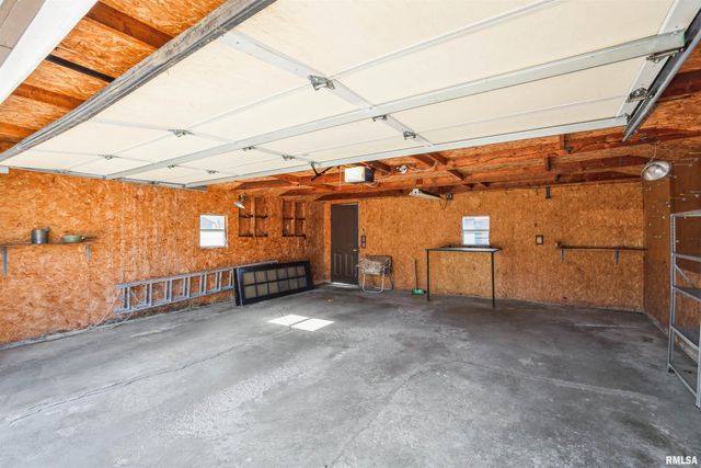 305 8TH Street, Silvis, IL 61282