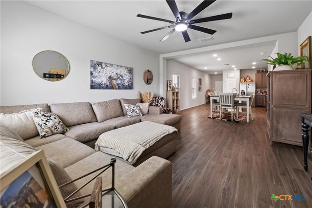 621 Kulpa Cross, Seguin, TX 78155