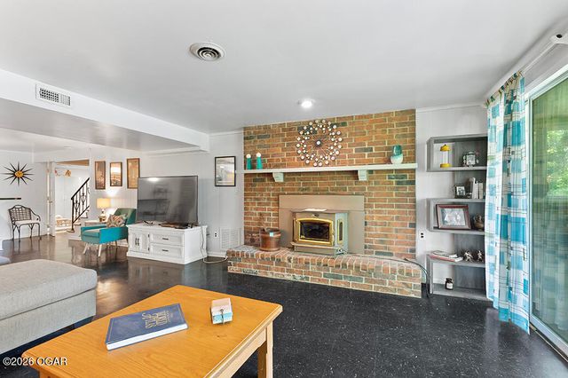 2615 E Melbourne Road, Springfield, MO 65804