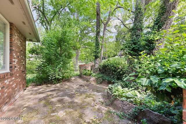 2615 E Melbourne Road, Springfield, MO 65804