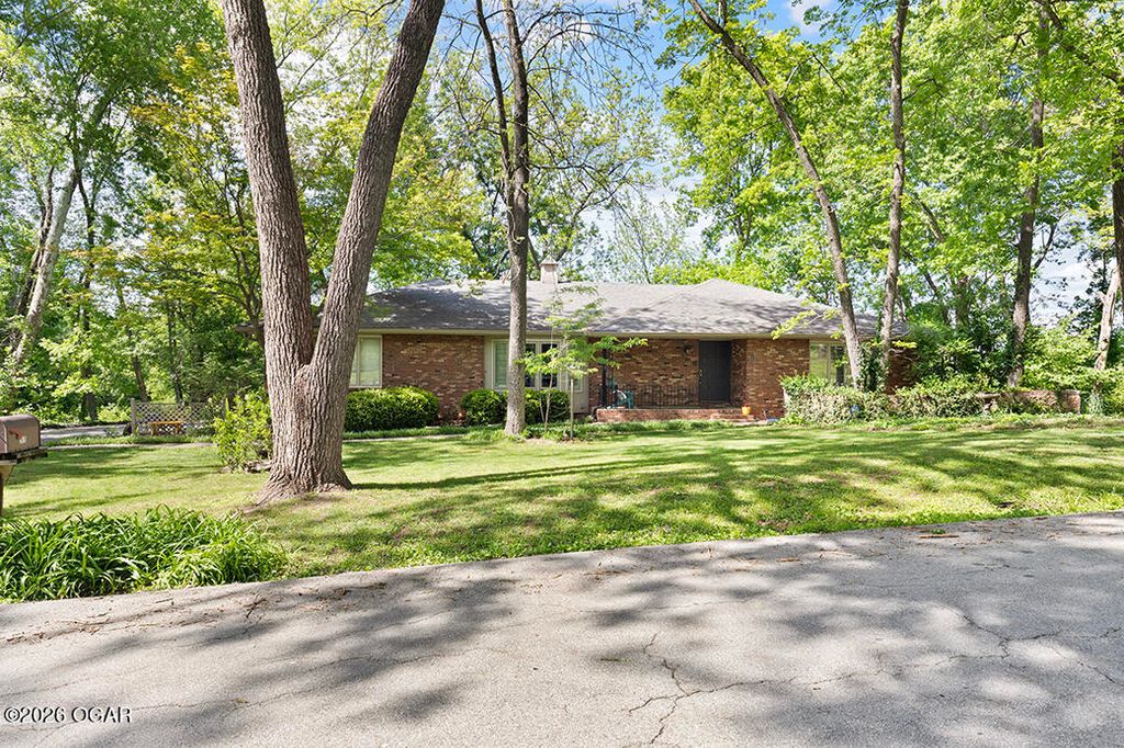 2615 E Melbourne Road, Springfield, MO 65804