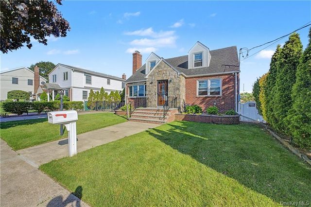 465 Washington Place, Mineola, NY 11501