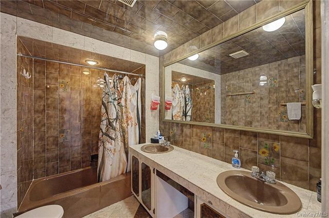 465 Washington Place, Mineola, NY 11501