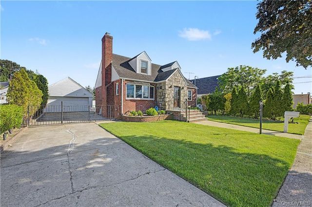 465 Washington Place, Mineola, NY 11501