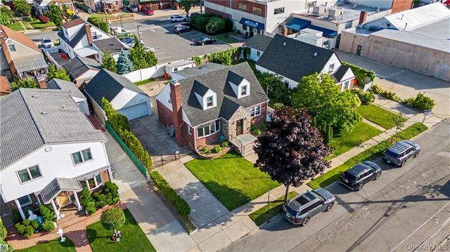 465 Washington Place, Mineola, NY 11501