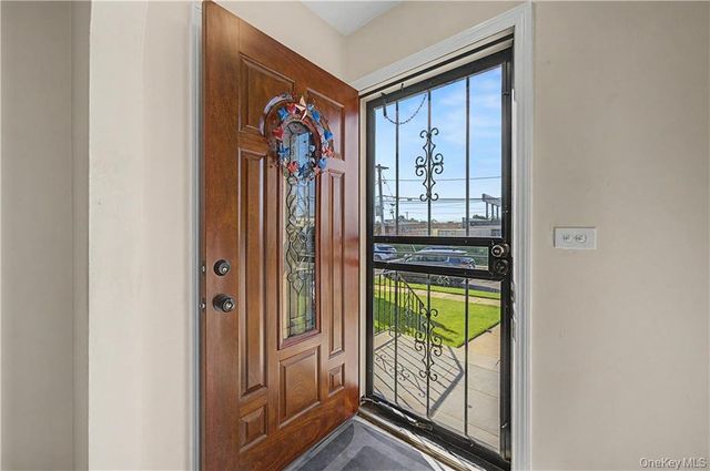 465 Washington Place, Mineola, NY 11501