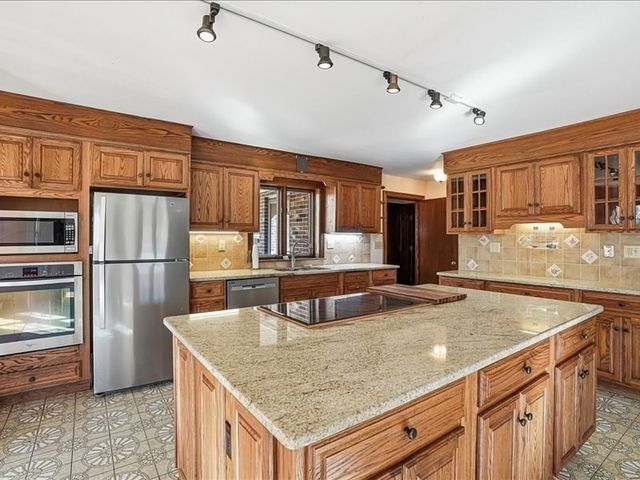 15 N Cove Rd, Sterling, MA 01564